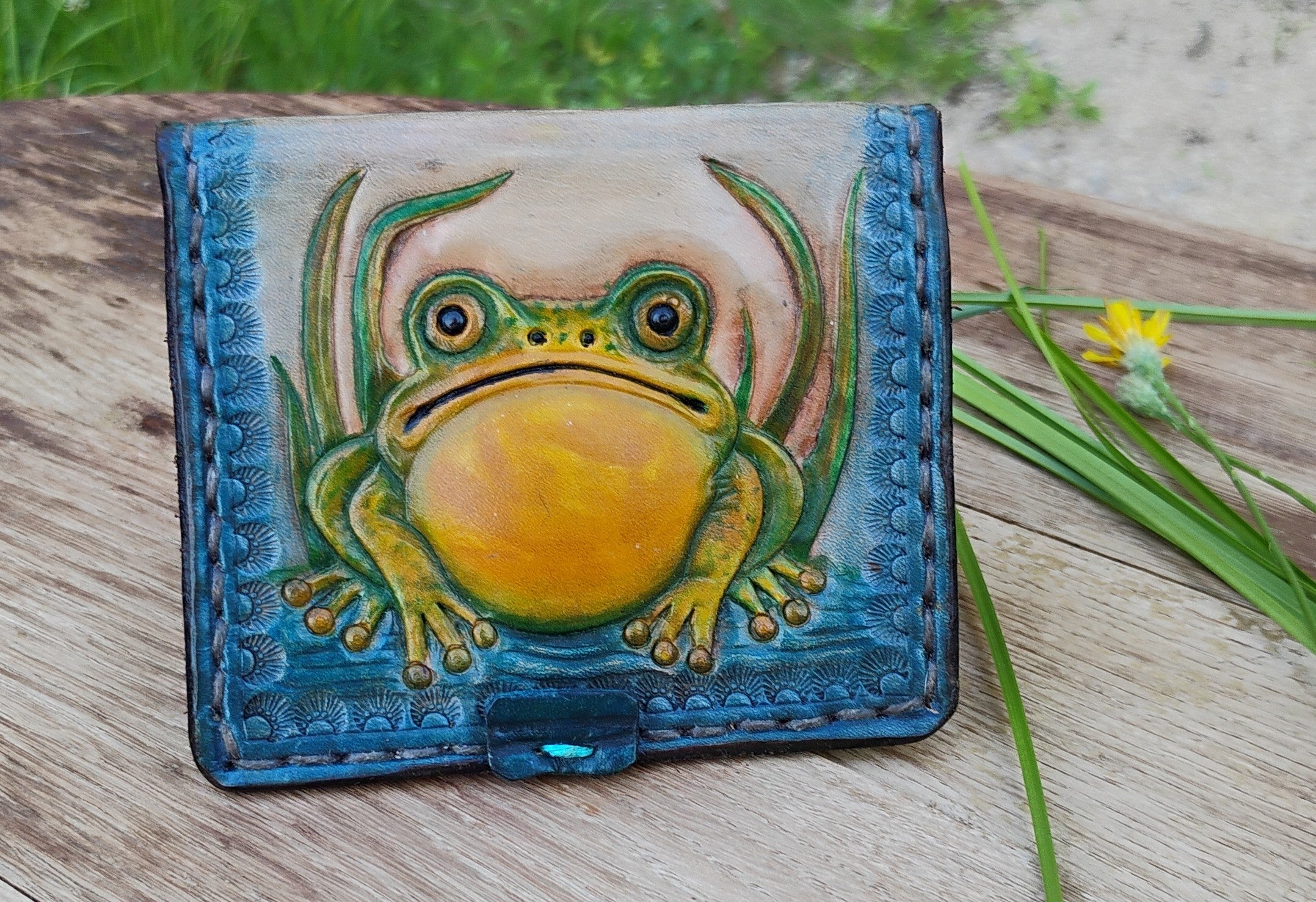 Vegetable-tanned leather card wallet with Maine Marsh Frogmotif