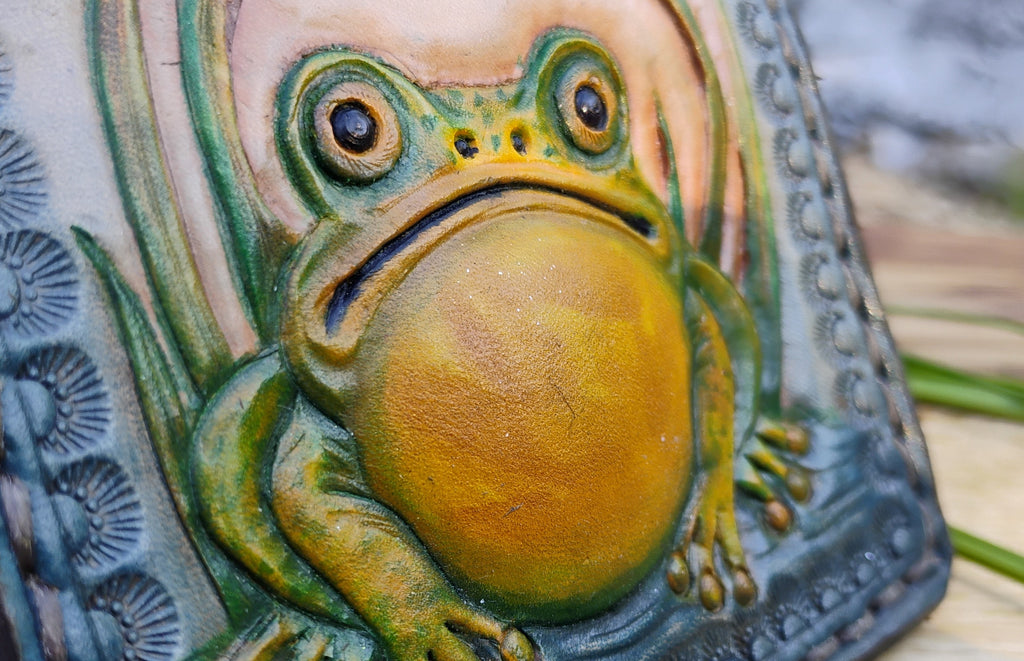 Vegetable-tanned leather card wallet with Maine Marsh Frogmotif