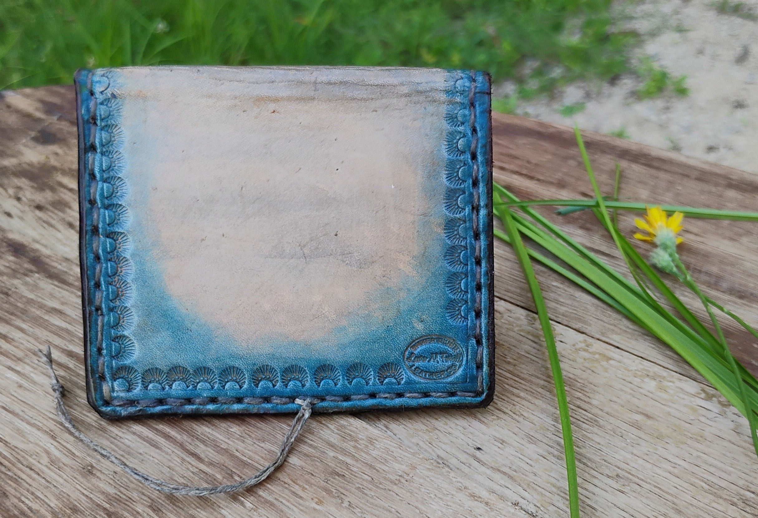 Vegetable-tanned leather card wallet with Maine Marsh Frogmotif