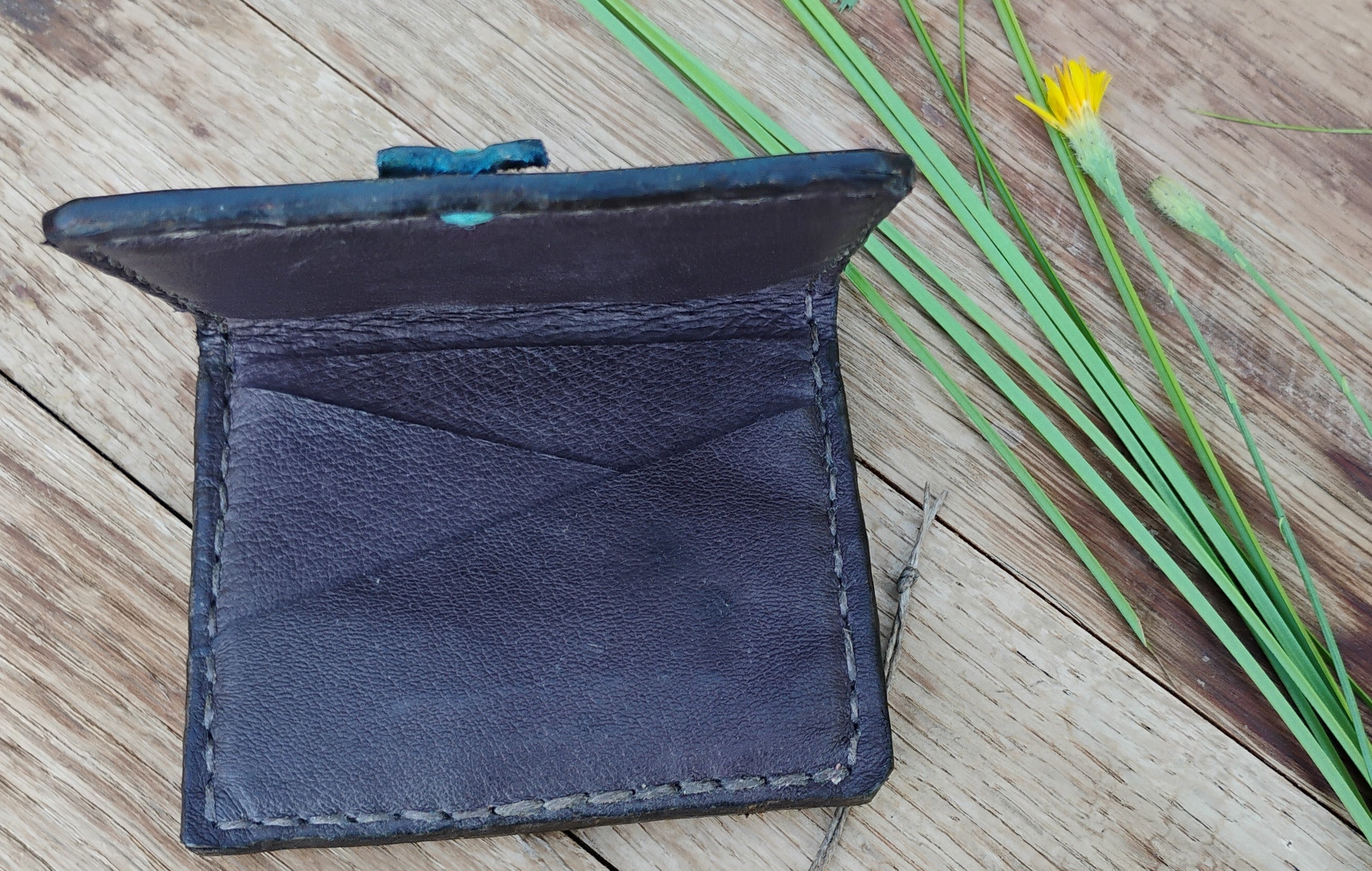 Vegetable-tanned leather card wallet with Maine Marsh Frogmotif